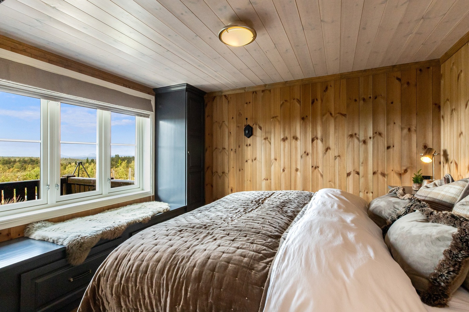 Hovedsoverommet med plass til dobbeltseng, her er det også plassbygd garderobeløsning på hver side og under vinduet Galleribilde