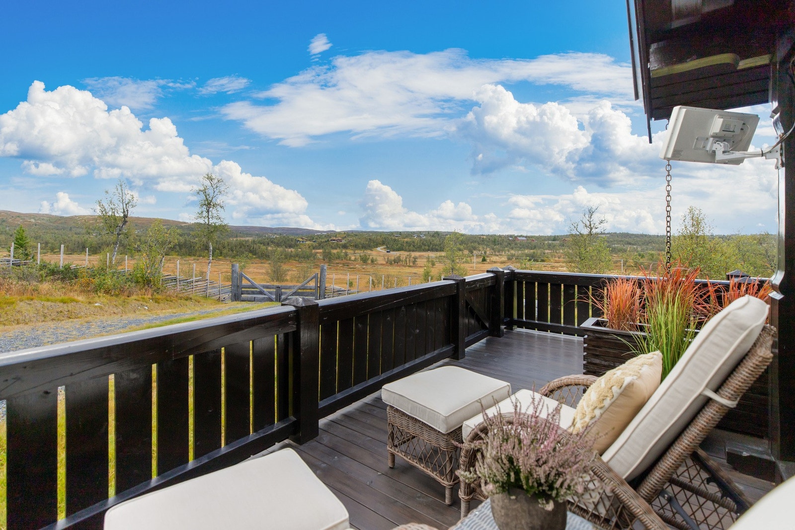 Eiendommen ligger i en koselig hyttegrend, men oppleves likevel privat og fredelig Galleribilde