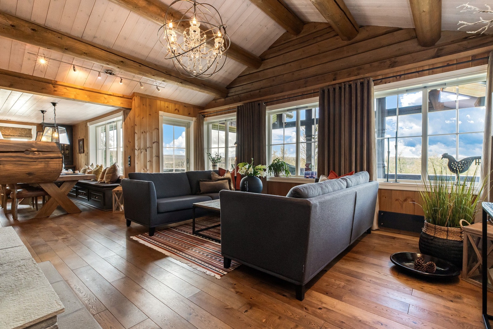 Hyggelig stue med store vindusflater som slipper inn mye naturlig lys og gir en fantastisk utsikt Galleribilde