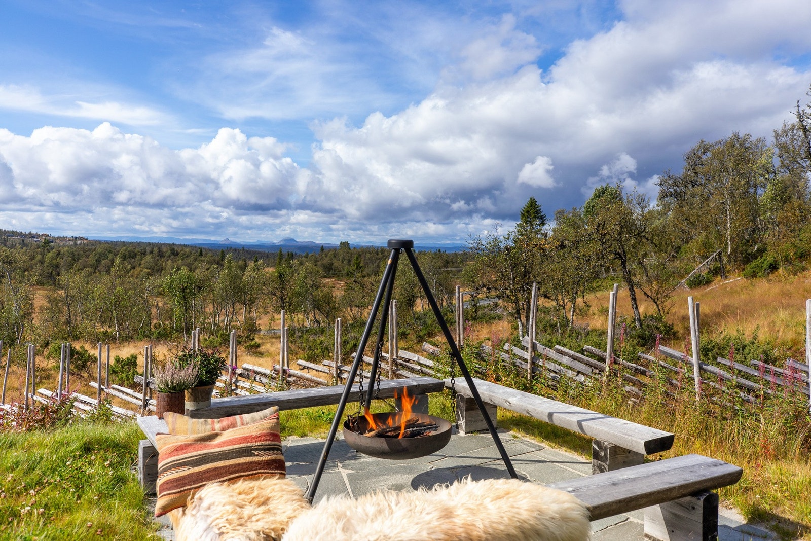 Samling rundt bålpannen for gode historier Galleribilde