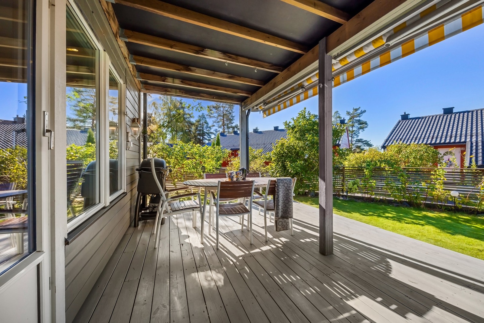 Delvis overbygget terrasse og videre adkomst til gressplen Galleribilde