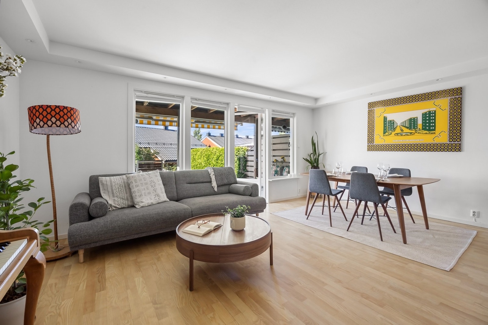 Romslig stue med plass til både spisebord og sofagruppe Galleribilde