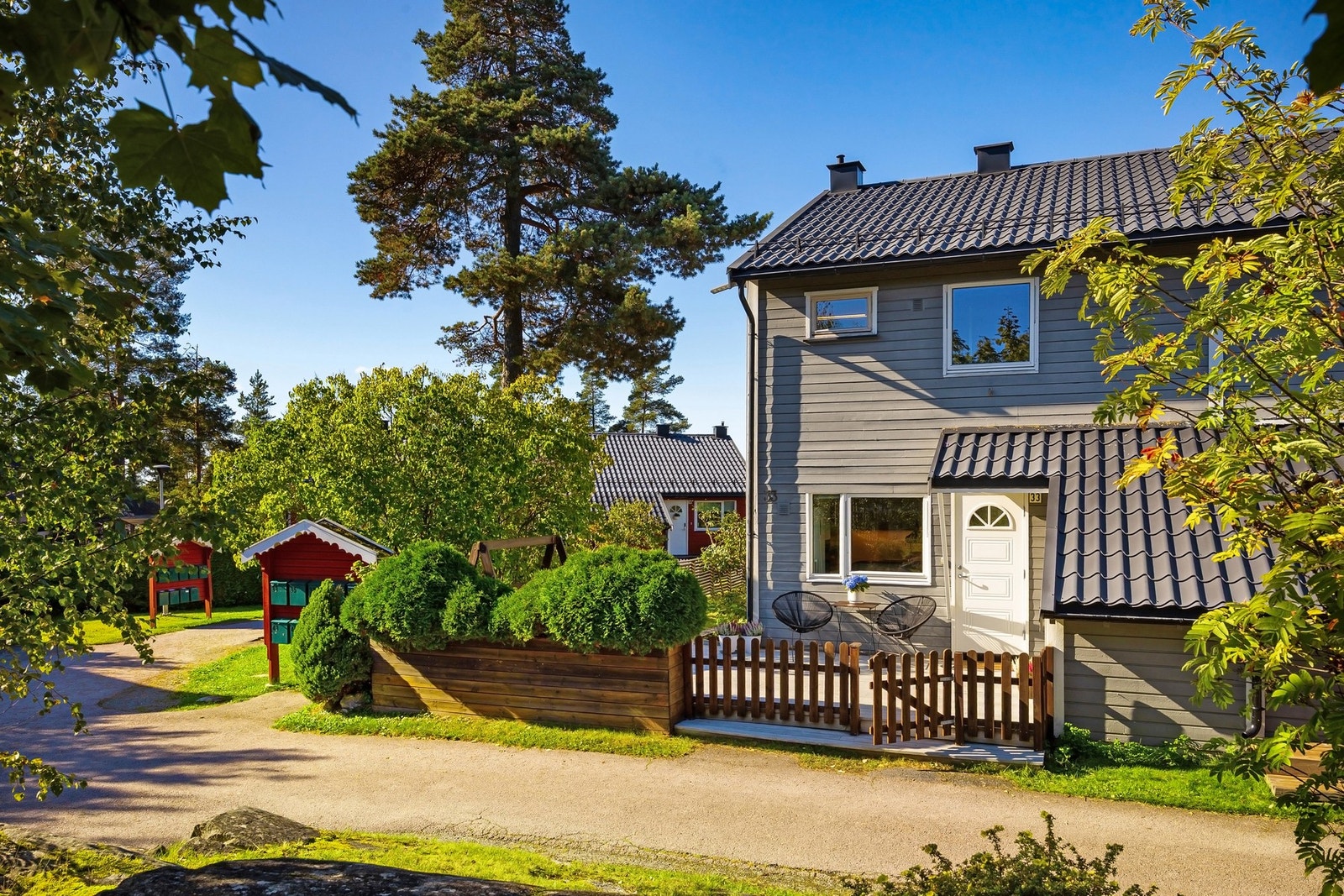 Pent opparbeidet uteareal med terrasseplatting ved inngangen på 25 m² Galleribilde