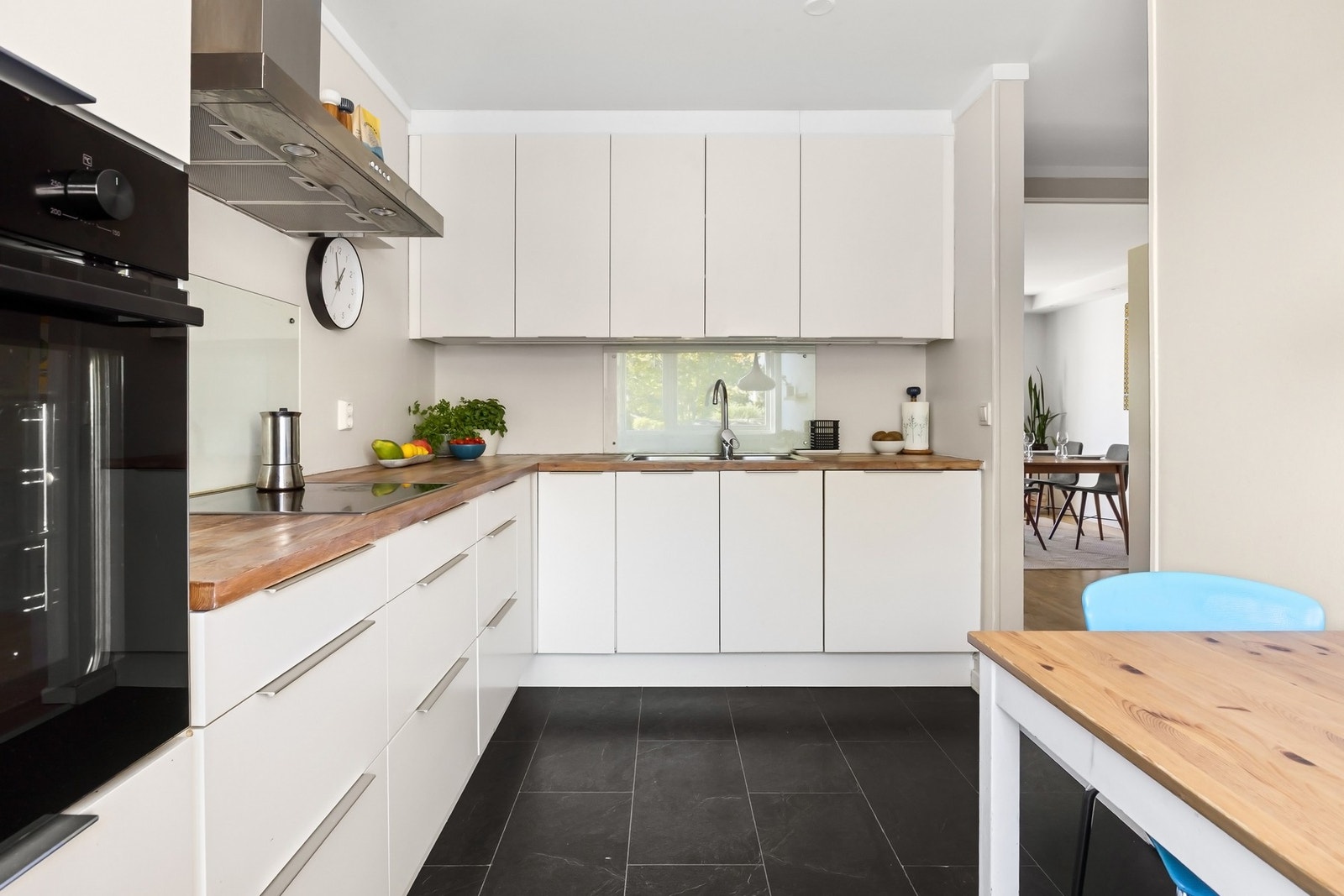 Utstyrt med integrerte hvitevarer, avsatt plass til frittstående kjøle-/ fryseskap og heltre benkeplate Galleribilde