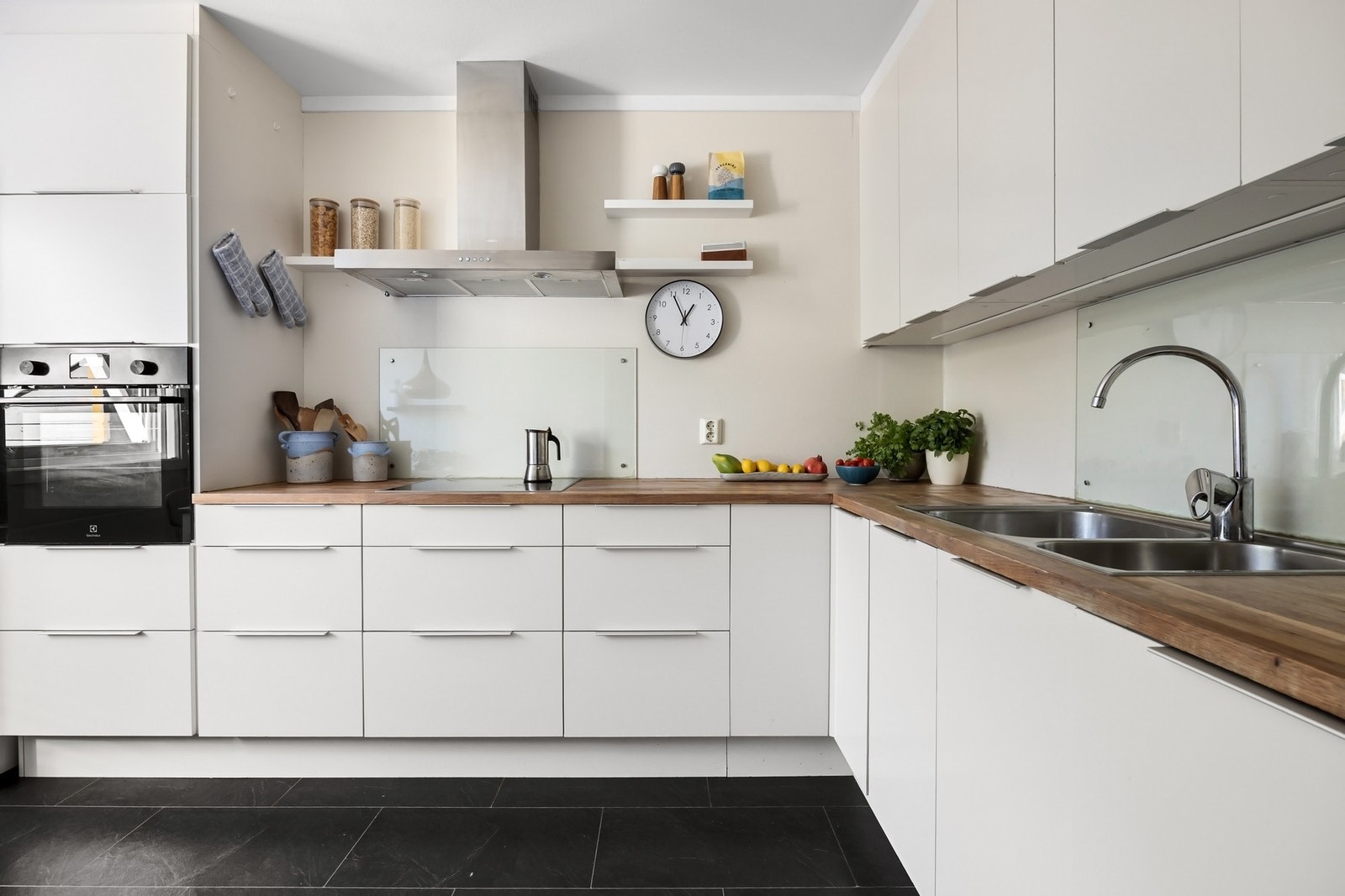 Pen kjøkkeninnredning fra HTH montert i 2011 Galleribilde