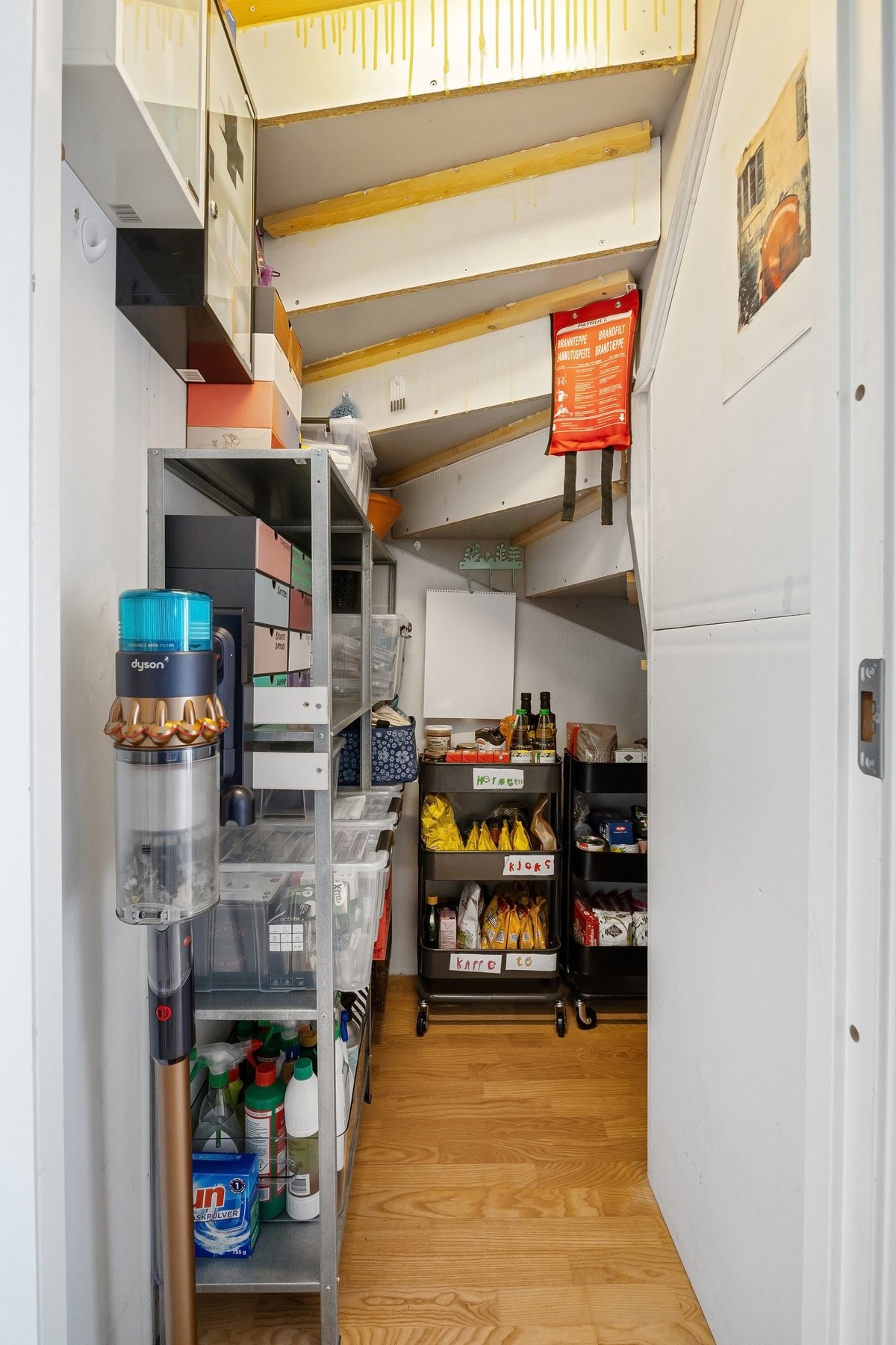 Praktisk bod under trappen i første etasje Galleribilde