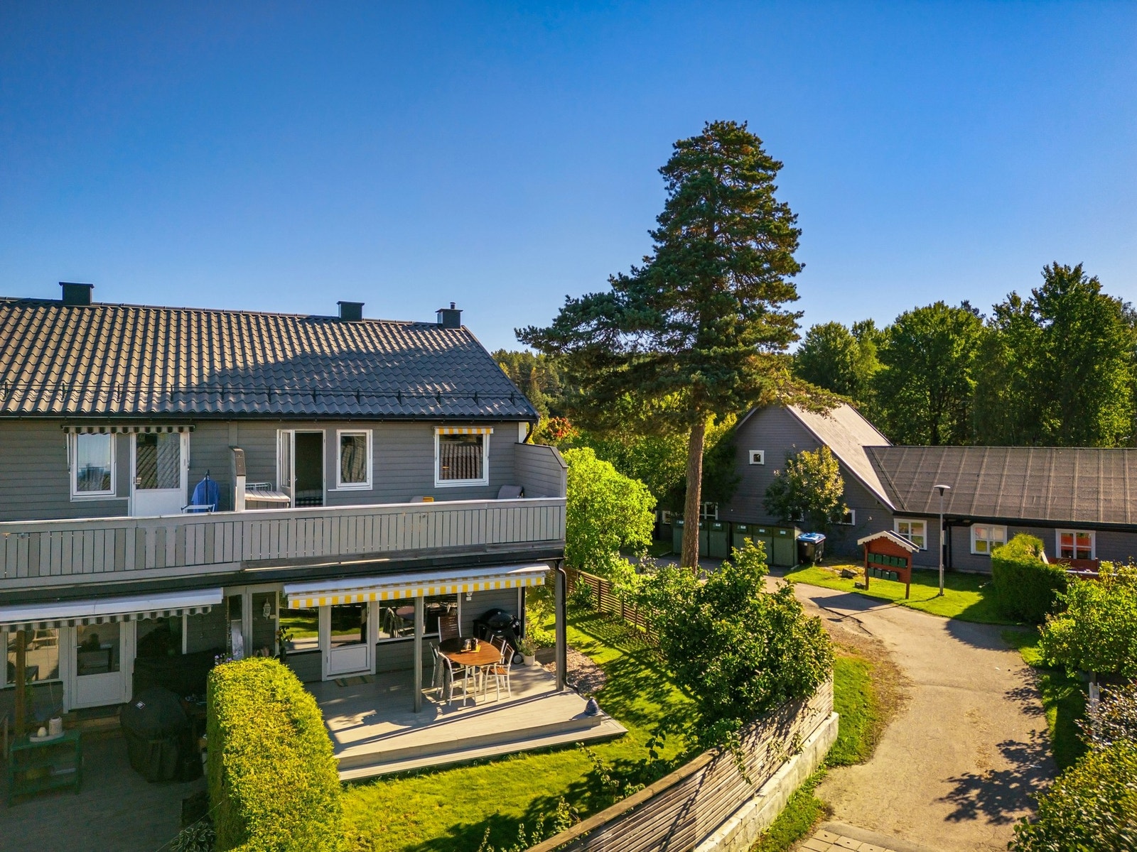 Boligen har en flott intern beliggenhet på enden - Hauketo barnehage i bakgrunnen Galleribilde