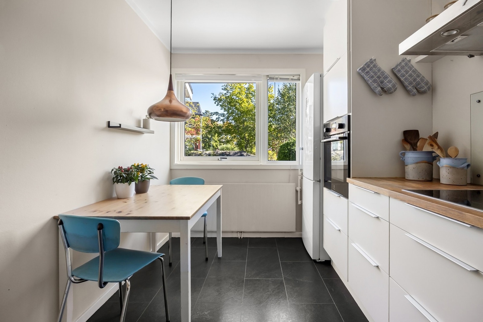 God benke- og skapplass samt plass til spisebord Galleribilde