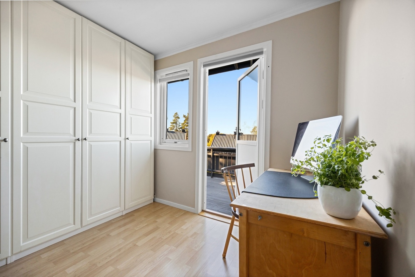 Praktisk garderobeskap med god plass til lagring og oppbevaring Galleribilde