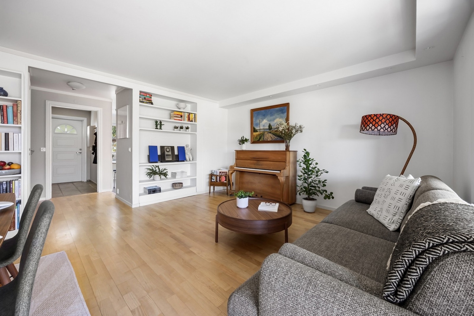 Det er montert downlightskasse i himlingen i stuen som gir god belysning Galleribilde