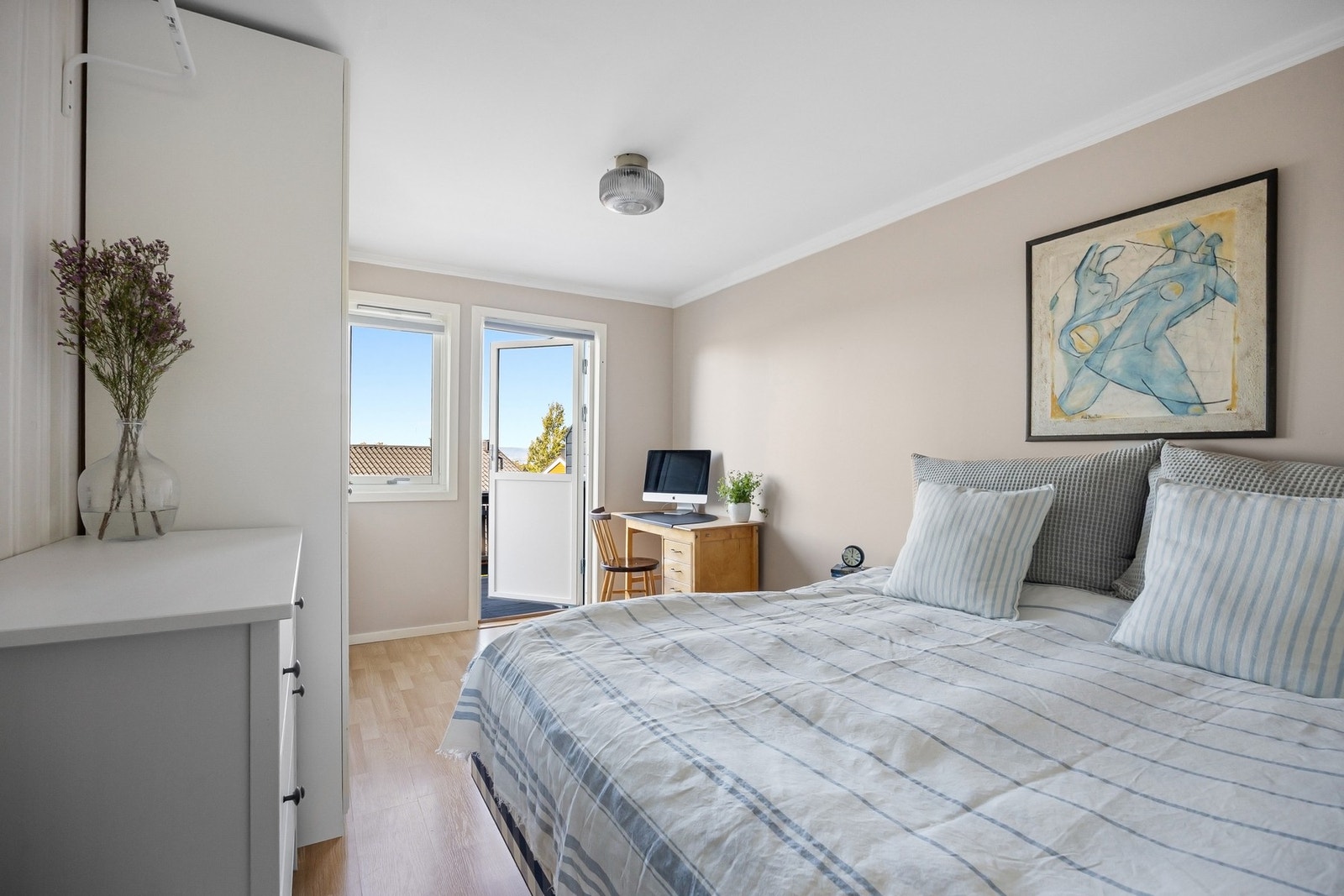 Hovedsoverom med garderobeskap, god plass til dobbeltseng og annet ønsket møblement Galleribilde