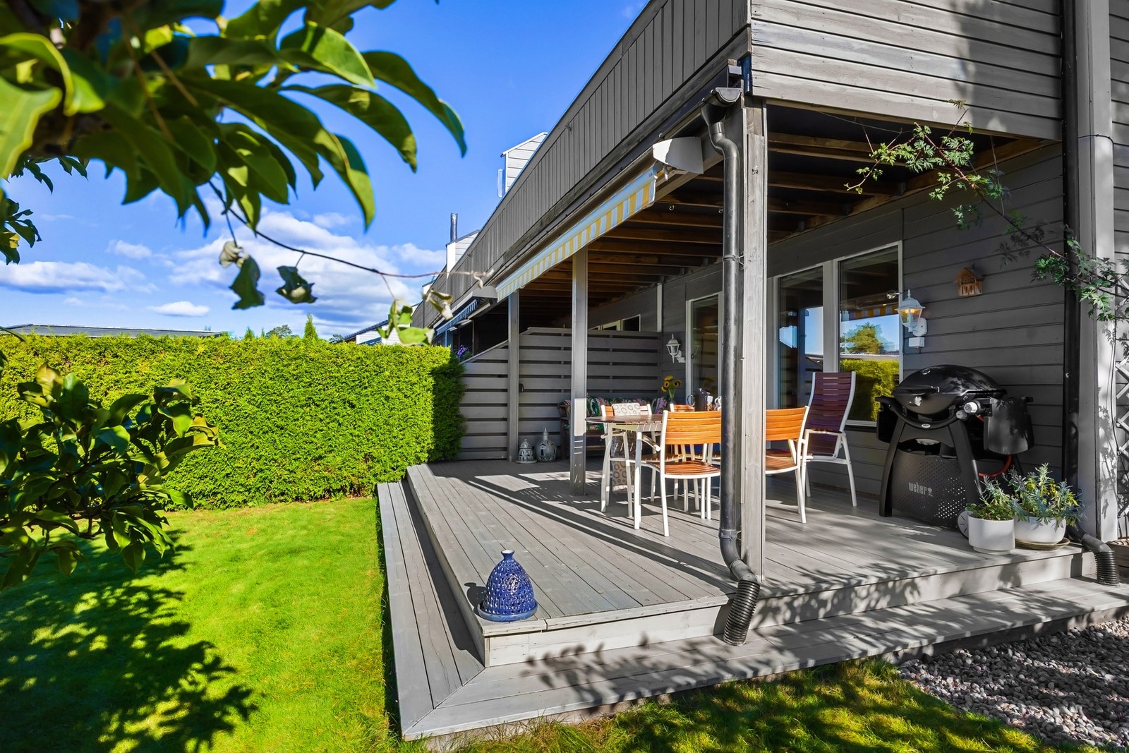 Det er solmarkise, utelampe og strømuttak på balkongen Galleribilde