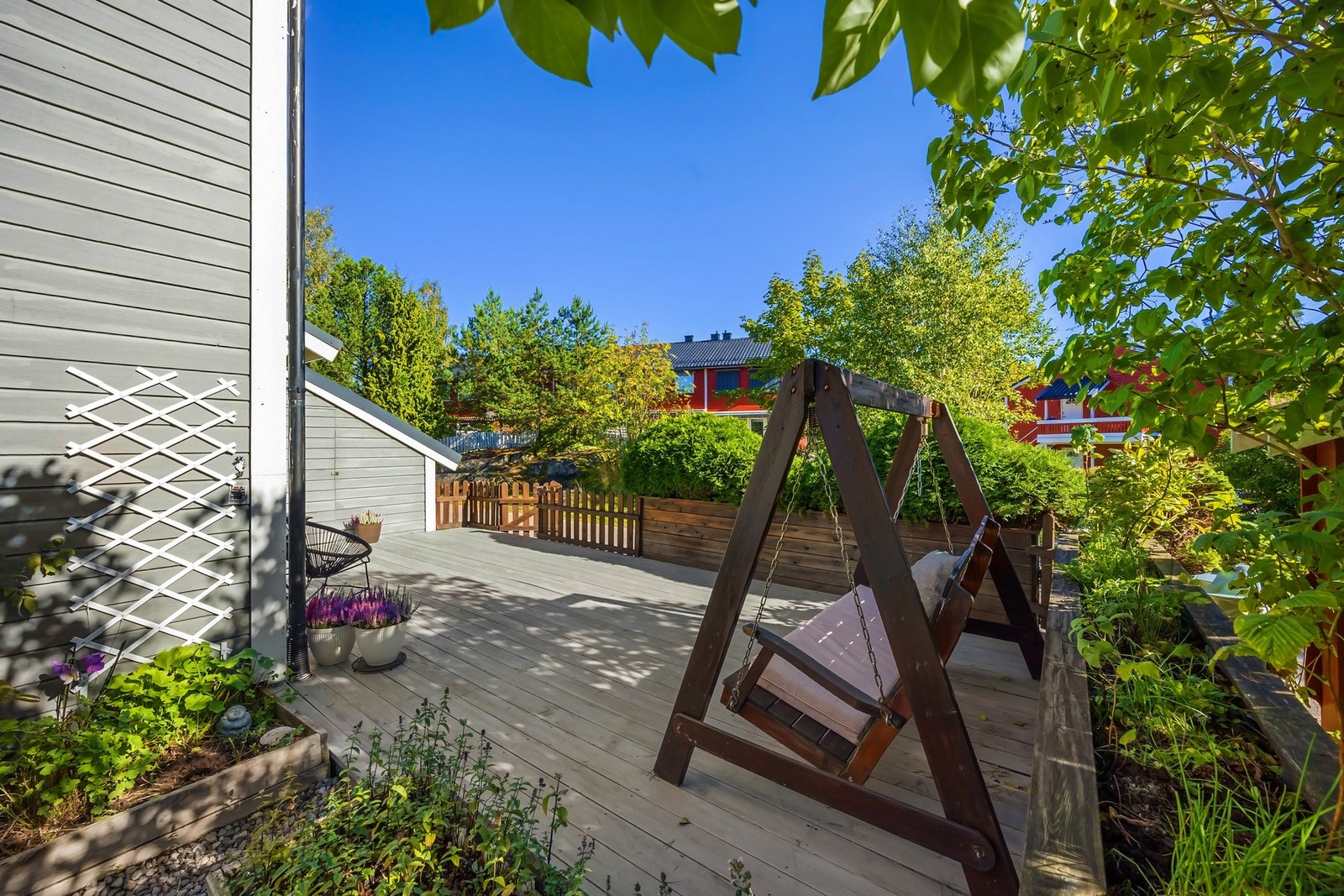 Boligen har flotte uteområder rundt tre sider av boligen Galleribilde