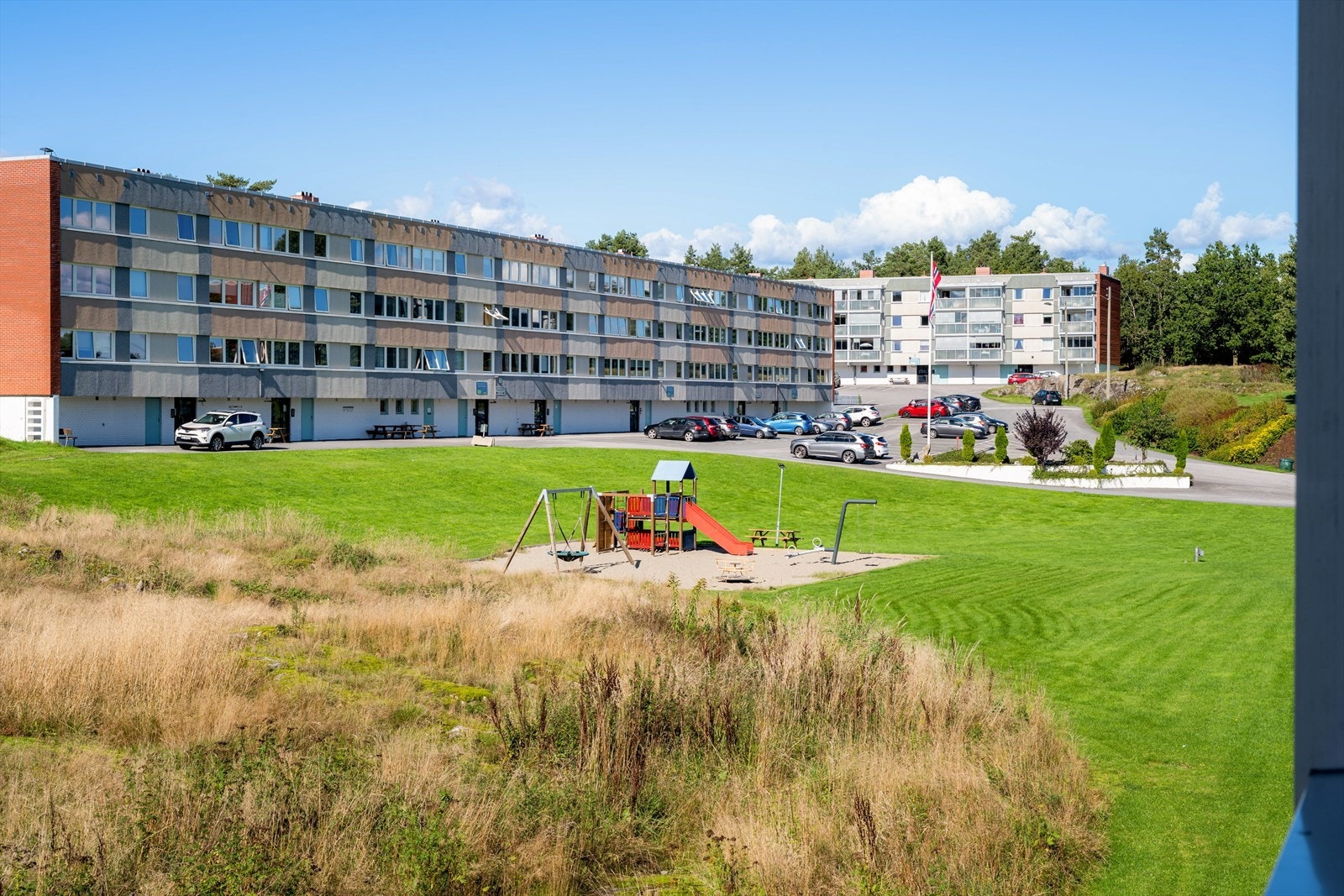 Borettslaget ligger i rolige omgivelser og har flotte, felles grøntarealer med lekeplass og sittegrupper til felles bruk. Galleribilde