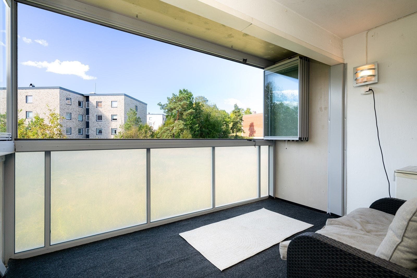 Leiligheten ligger i 2. etasje og har vestvendt og solrik innglasset balkong. Galleribilde