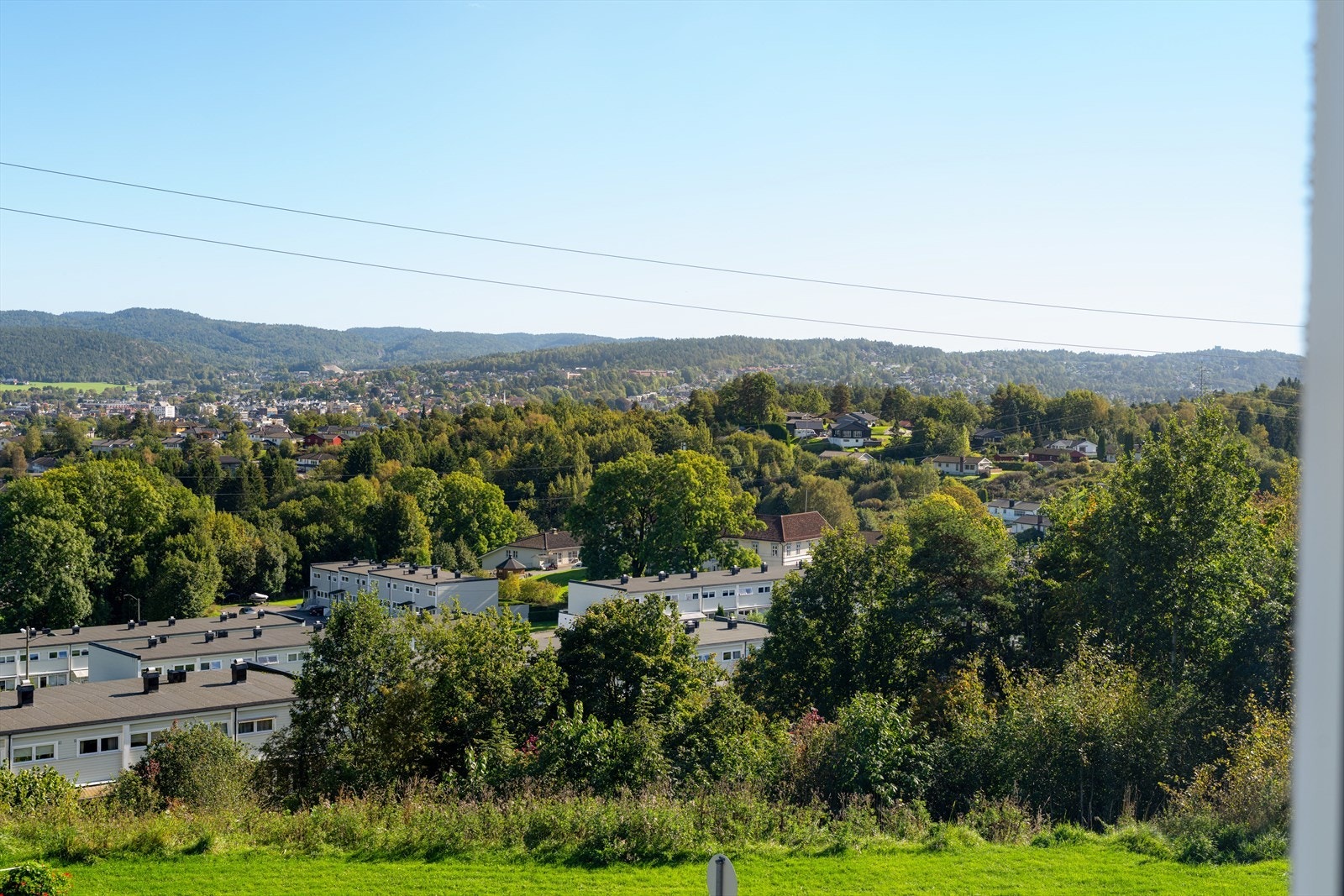 Utsikt - Kort vei til skoler, barnehager, butikksenter (GS-Sentret), post/matbutikk (Coop Prix), Skien og Porsgrunn sentrum, buss, m.m. Gangavstand til flotte turmuligheter sommer som vinter. Galleribilde