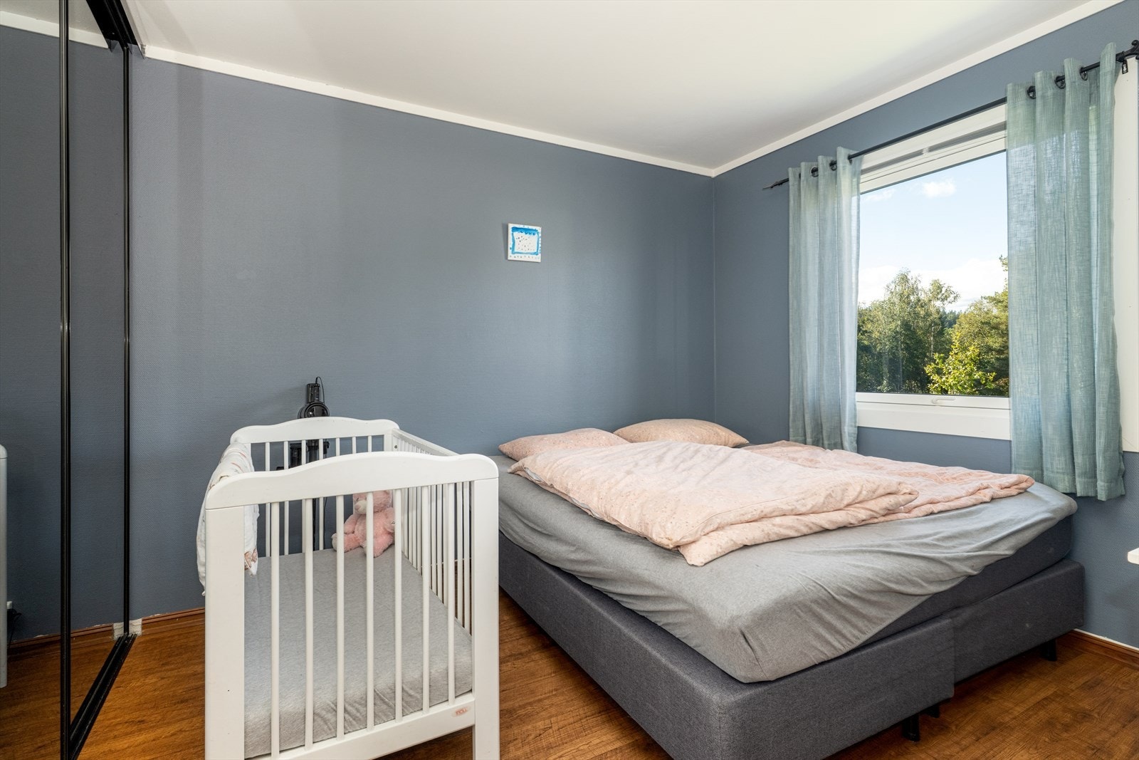 Hovedsoverommet har god plass til dobbeltseng og skyvedørsgarderobe med rikelig plass for klesbeholdningen. Galleribilde