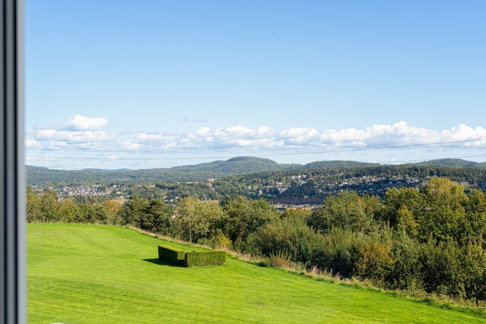 Utiskt - Tomten har store fellesområder som er pent opparbeidet med felles grøntområder. Flere steder på tomten er det satt ut hyggelige sittegrupper til felles bruk. På tomten finnes det også lekeplasser og store grøntområder. Galleribilde
