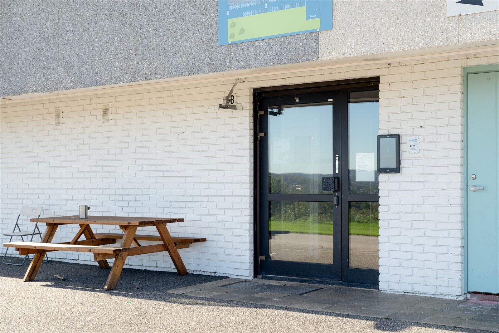 Inngangsparti med ringeklokker hvor du enkelt kan slippe besøkende inn fra leiligheten Galleribilde