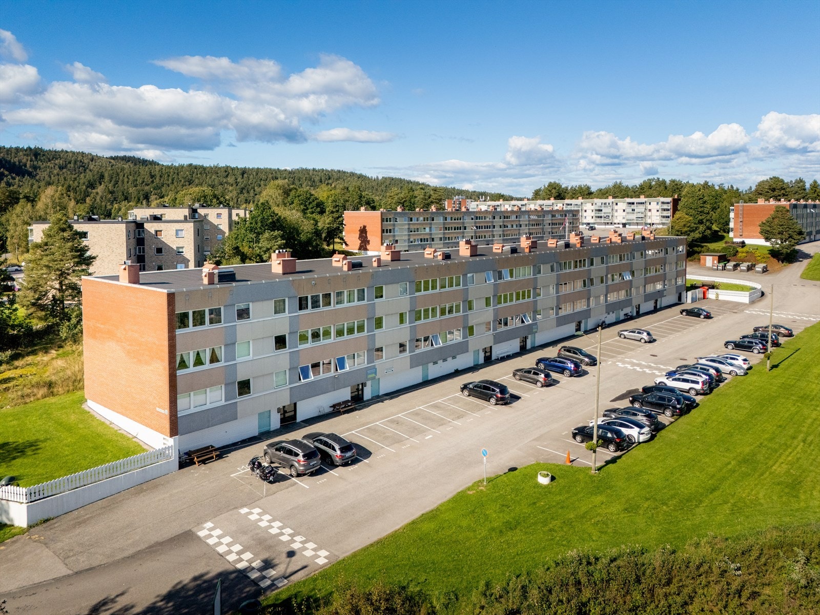 Leilighetene disponerer én biloppstillingsplass hver på felles, asfaltert parkeringsplass ved blokka. Borettslaget har for øvrig gjesteplasser. Galleribilde