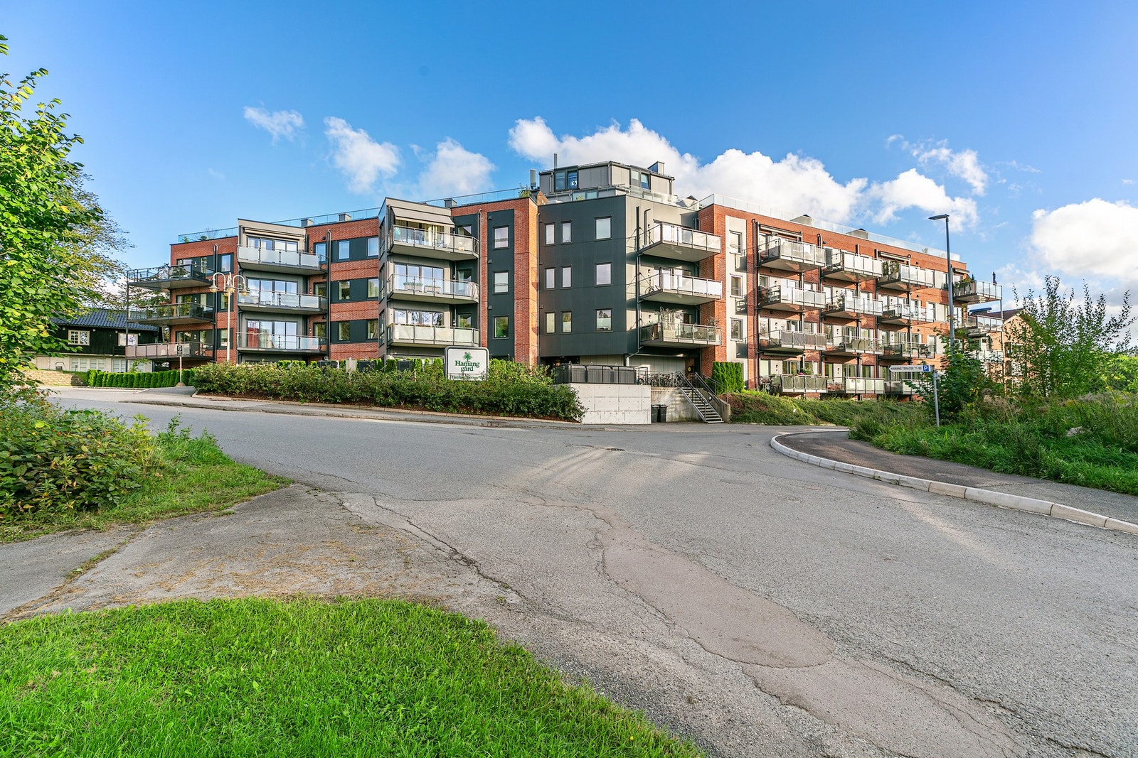 Leiligheten inngår i et boligbygg med flere boenheter, ombygd i 2016. Adkomst via et overbygget inngangsparti. Galleribilde