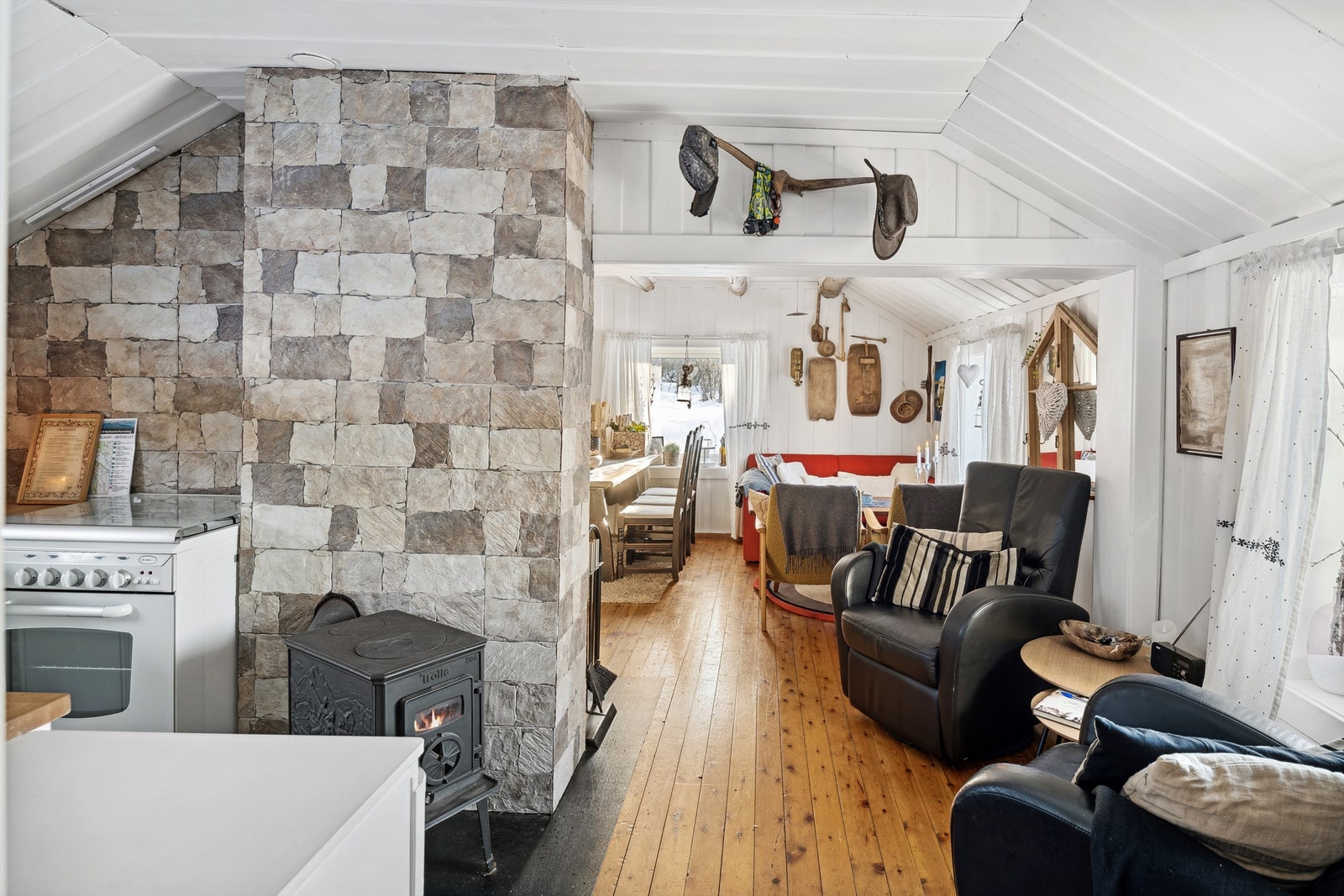 Dels åpen løsning mellom kjøkken og stue Galleribilde