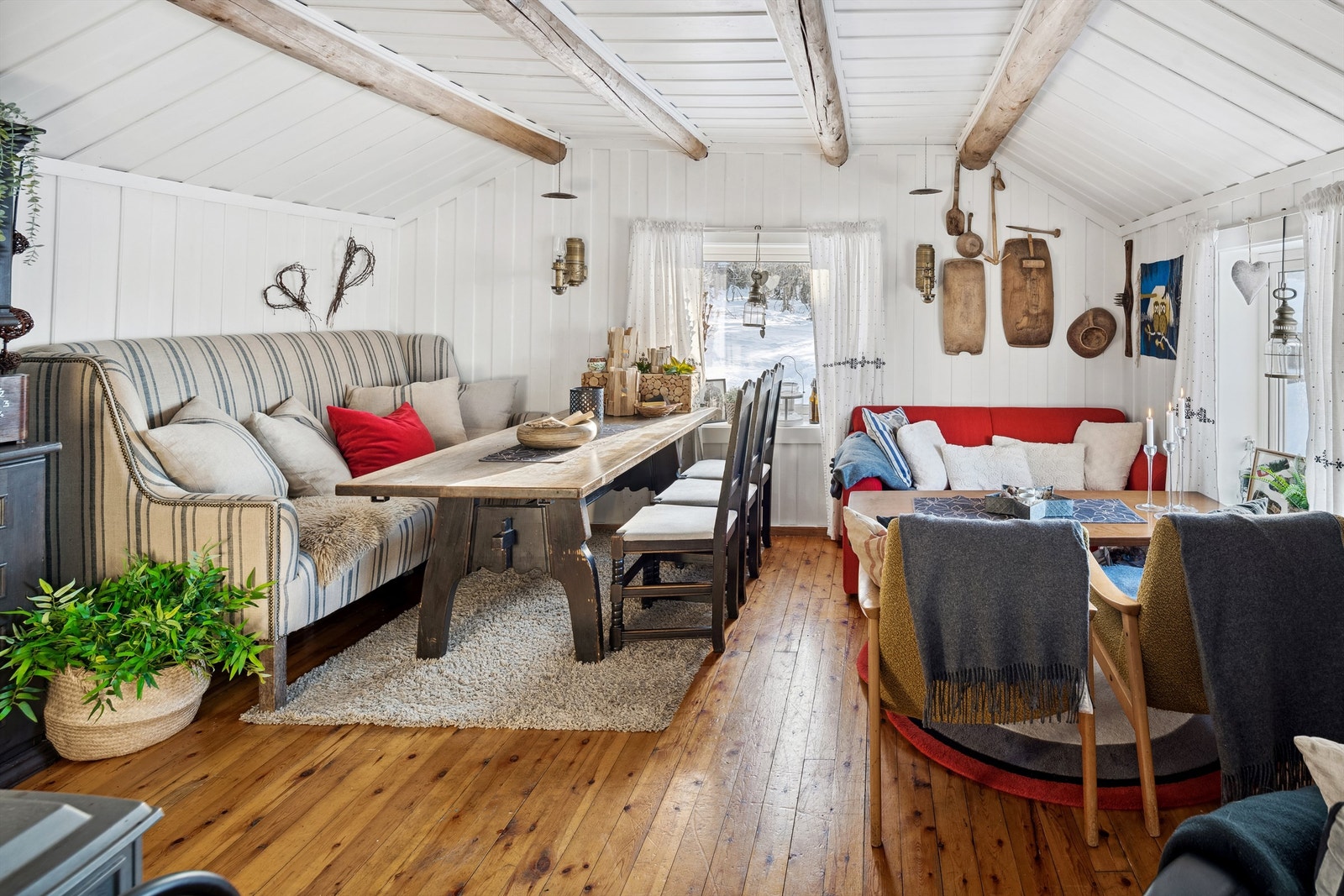 Lys og trivelig stue med tømmeråser Galleribilde