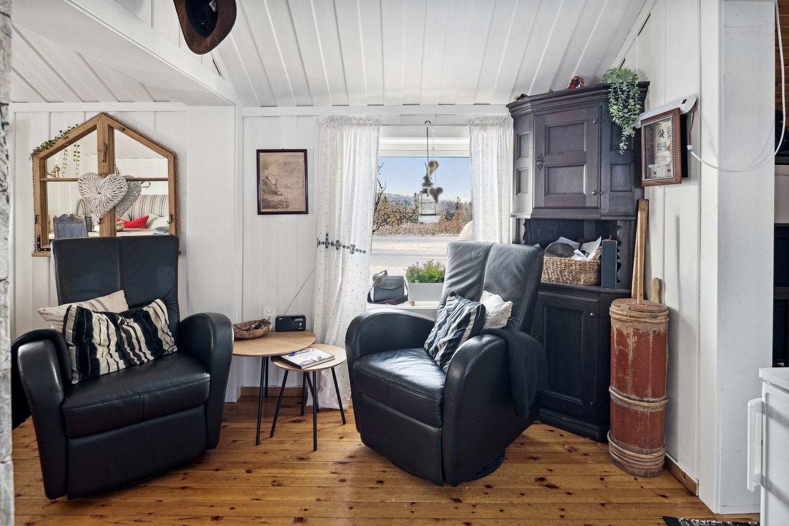 Stue/kjøkken med flere sitteplasser Galleribilde