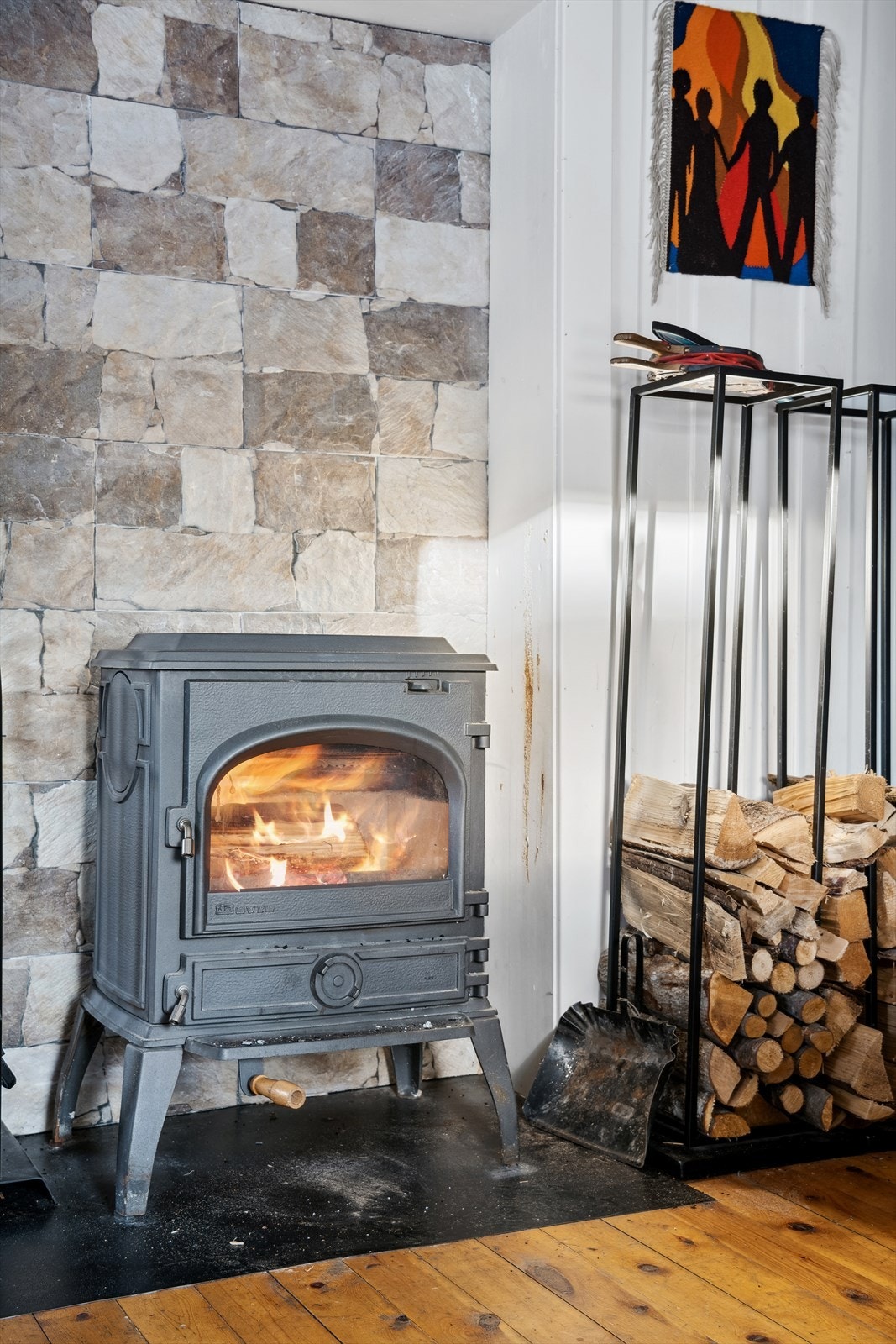 Forblending i naturstein - avstand mellom peisovn og vegg i tre er ikke forskriftsmessig Galleribilde
