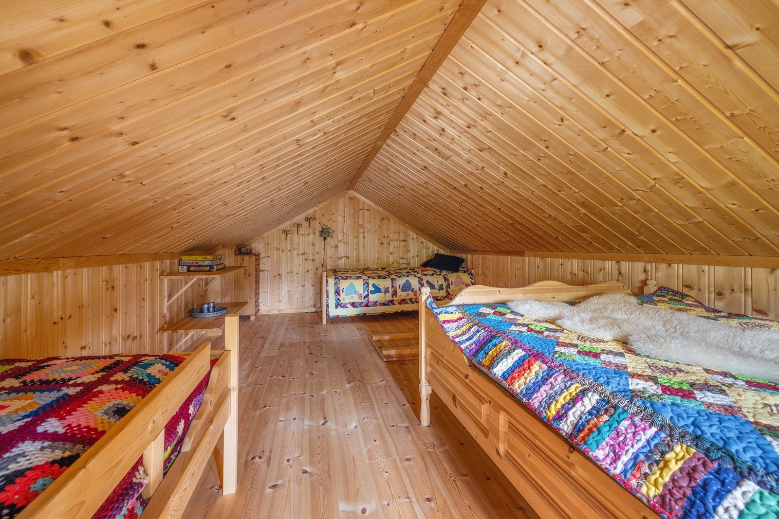 Hemsen gir hytta også en praktisk romløsning med plass til mange, innredet hemsrom. Galleribilde