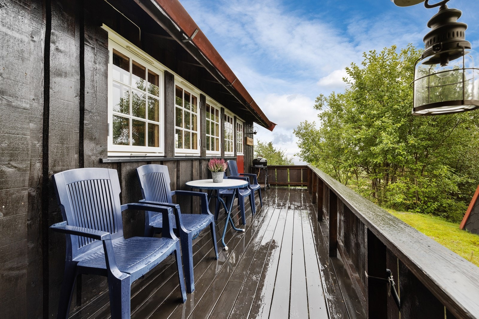 Stor terrasse med gode solforhold i rolige omgivelser, her kan man sitte å nyte fjellheimen. Galleribilde