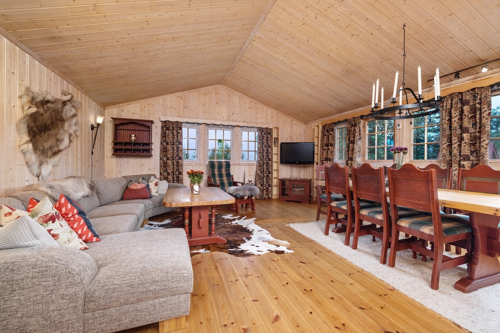 Stuen fremstår åpen og luftig med åpent tak til møne. Galleribilde