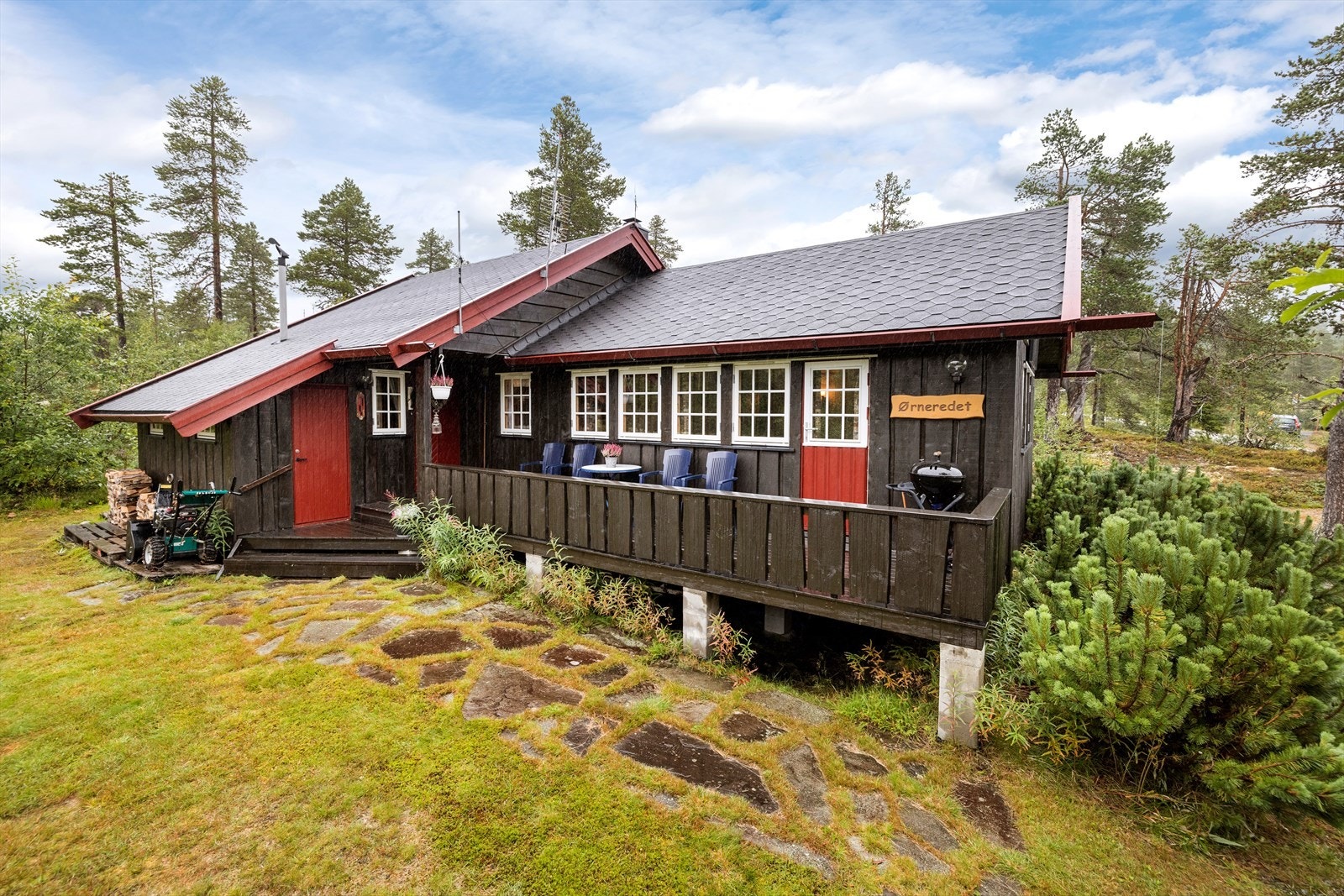 Hytta har en kjempefin beliggenhet i etablert hytteområde på Lågfeltet i ca. 782 m.o.h. i flotte naturomgivelser. Fredelige og rolige omgivelser med gode rekreasjonsmuligheter. Galleribilde