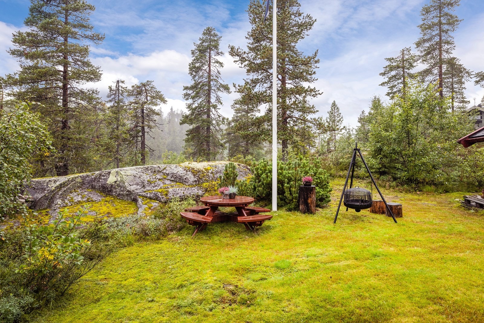 Direkte tilgang til flott turterreng på sommerstid og oppkjørte skiløyper vinterstid med tilknytning til løypenettet Eggedalsfjella og Norefjell. Galleribilde