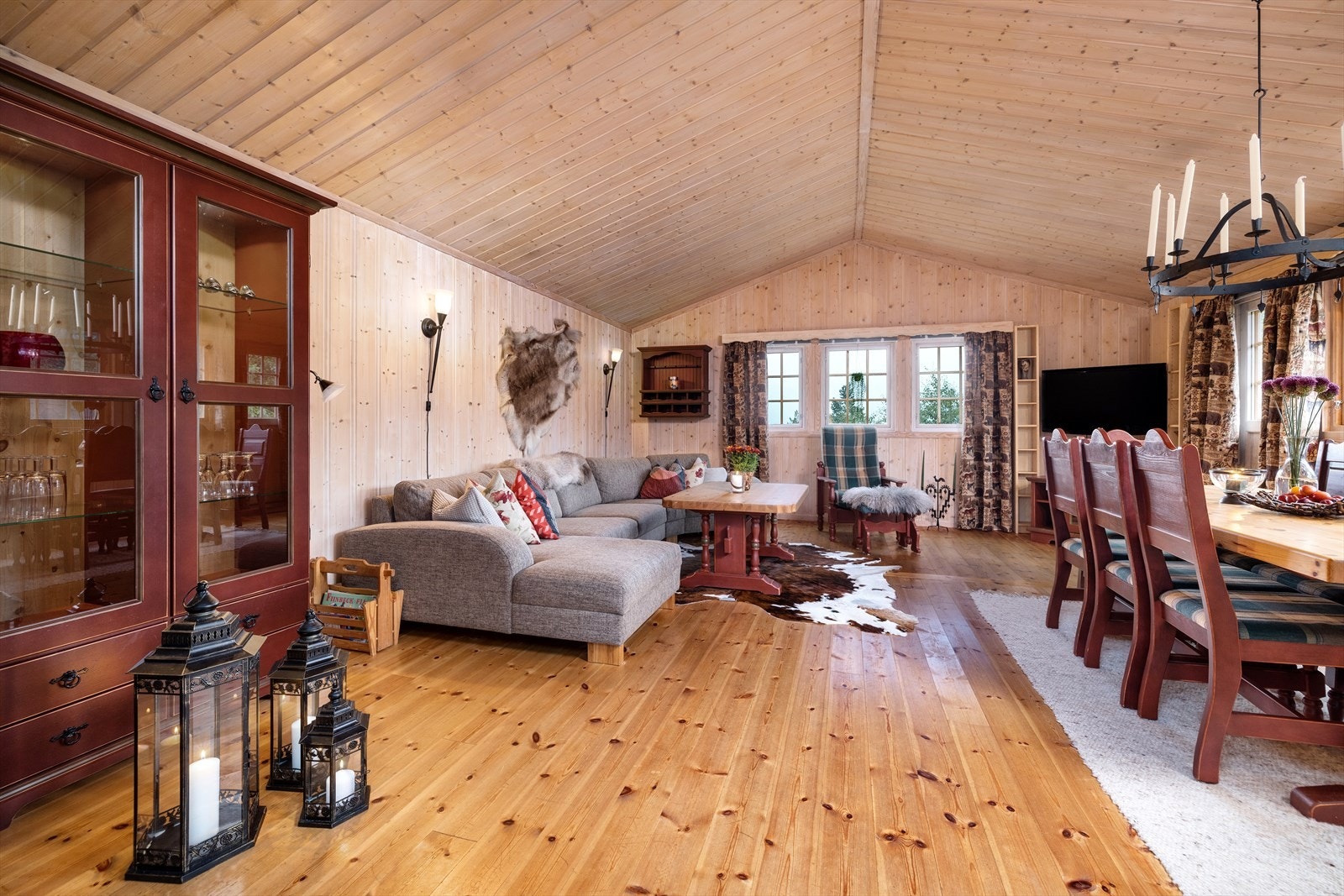 Innvendig er det gulv av furu. Vegger og tak har trepanel. Galleribilde