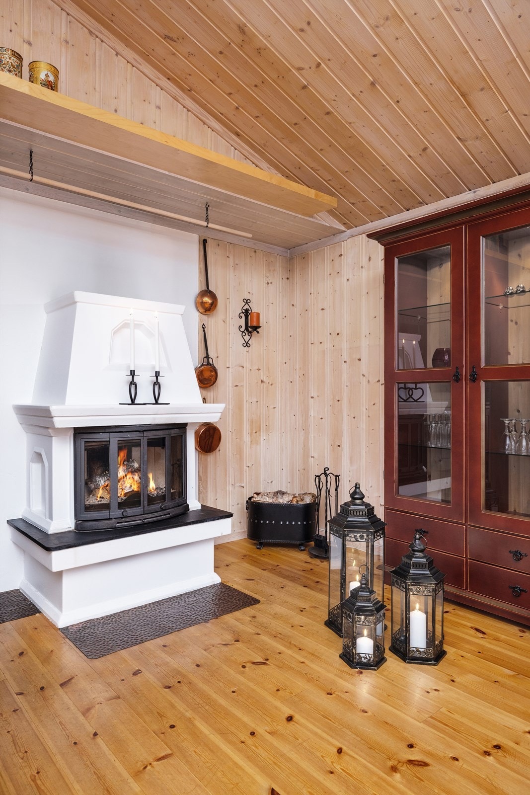 Blikkfanget i stuen er peisen som varmer godt på litt kaldere dager. Galleribilde