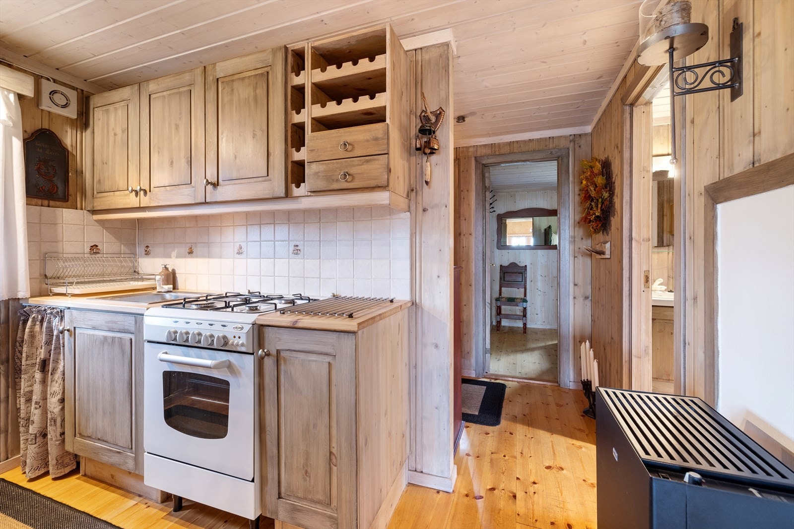 Kjøkkenet er utstyrt med kjøleskap og gasskomfyr. Galleribilde