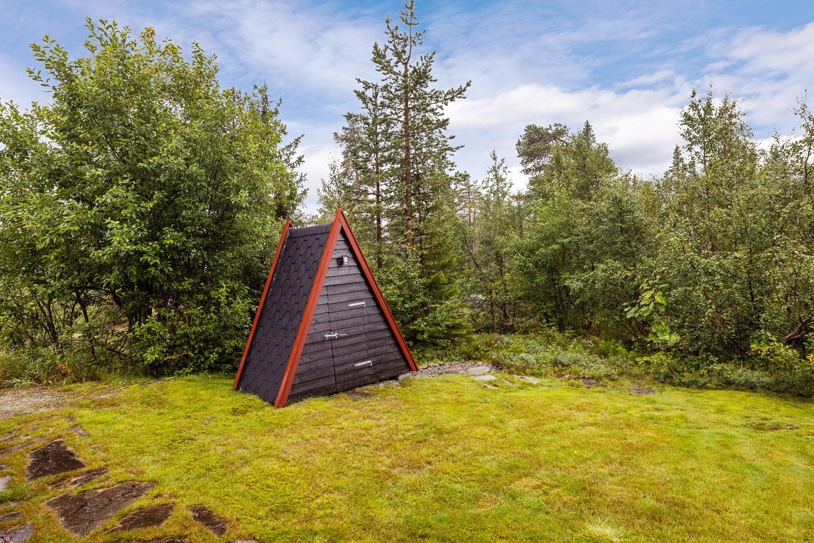 Stor hage med gressplen og mye boltreplass. Galleribilde