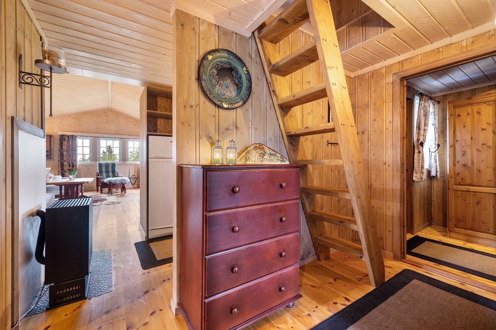 Romslig gang med trapp opp til hemsen. Galleribilde