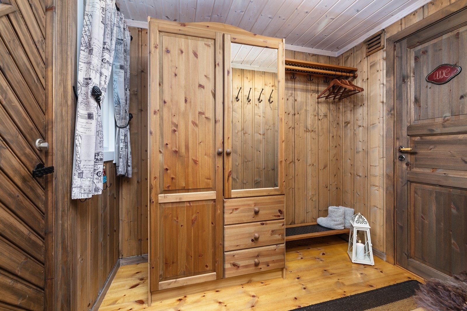 Velkommen inn! i gangen er det god plass til oppbevaring og oppheng for yttertøy. Galleribilde