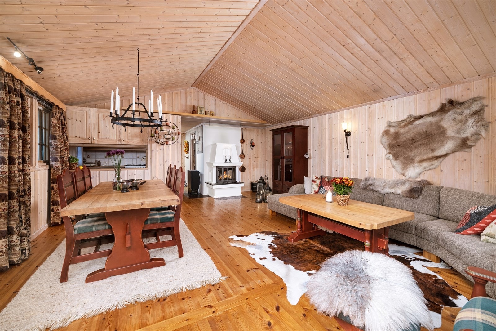 Romslig stue med god plass til både spisegruppe og sofakrok. Galleribilde