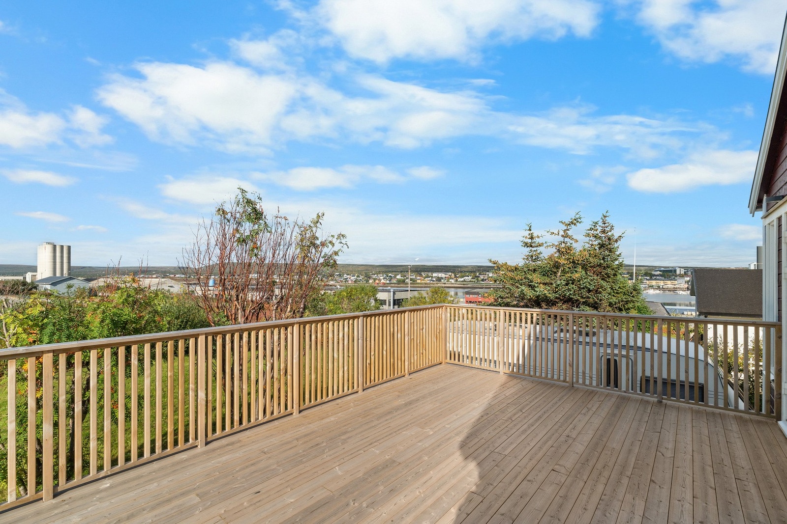 Her kan man nyte utsikt og sola store deler av dagen. Galleribilde