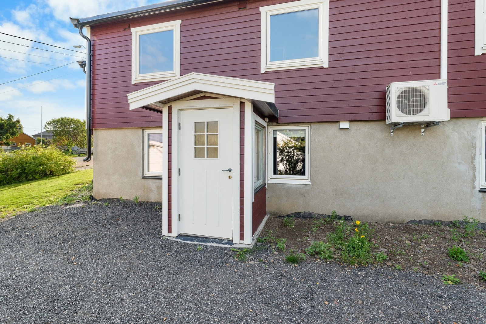 Egen inngangsdør til underetasjen. Galleribilde