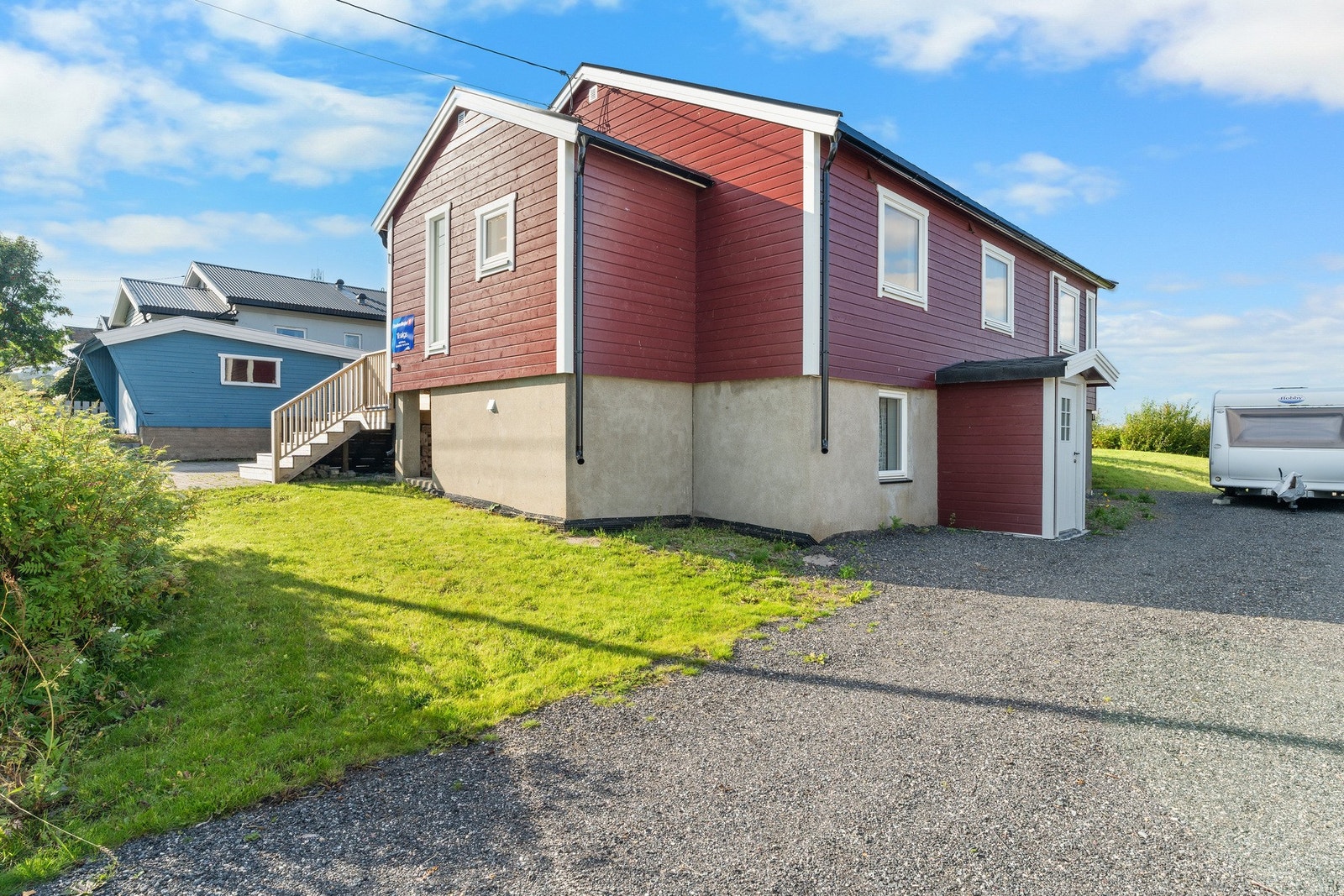 Tomten er pent opparbeidet med parkeringsplasser mot nord og sør. Galleribilde