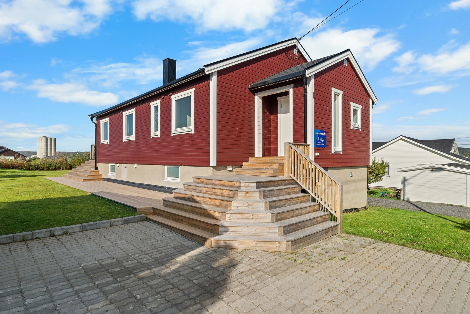 Dette er en velstelt enebolig med sentral plassering på øya. Galleribilde