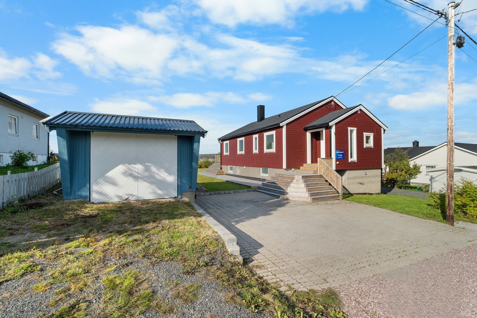 På sørsiden av tomta er det også parkeringsplass og en praktisk enkeltgarasje. Galleribilde