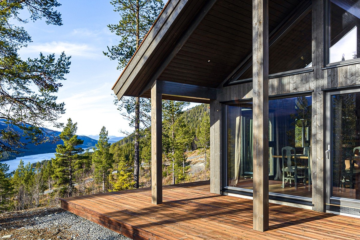 Etter en aktiv dag i fjellet kan du nye ettermiddagssolen i hytteveggen, og den spektakulære utsikten over omkringliggende områder. Galleribilde