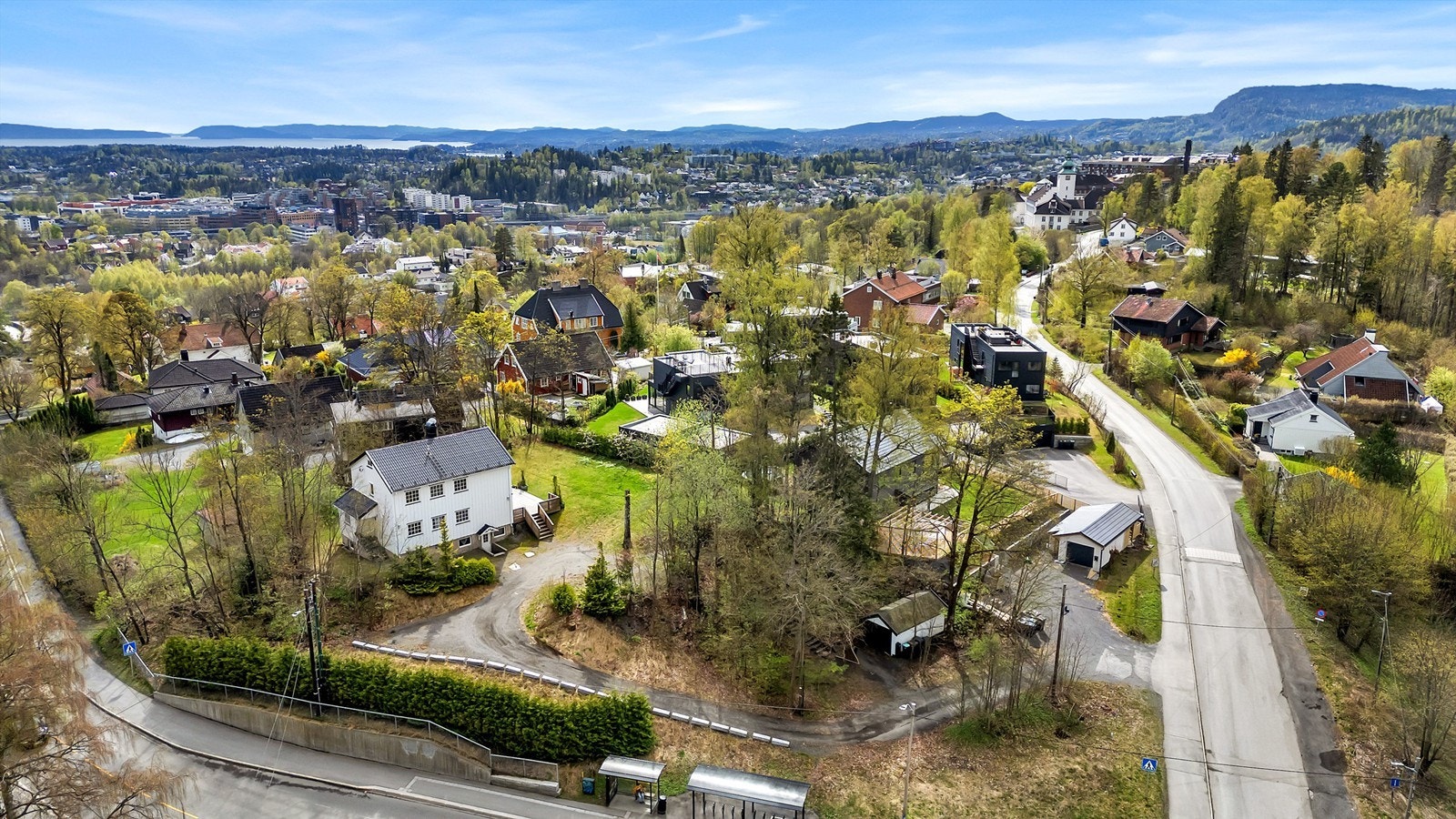 Området er godt tilrettelagt for barnefamilier med flere barnehager innen kort gangavstand og kort vei til barne-, ungdom- og videregående skoler. Galleribilde