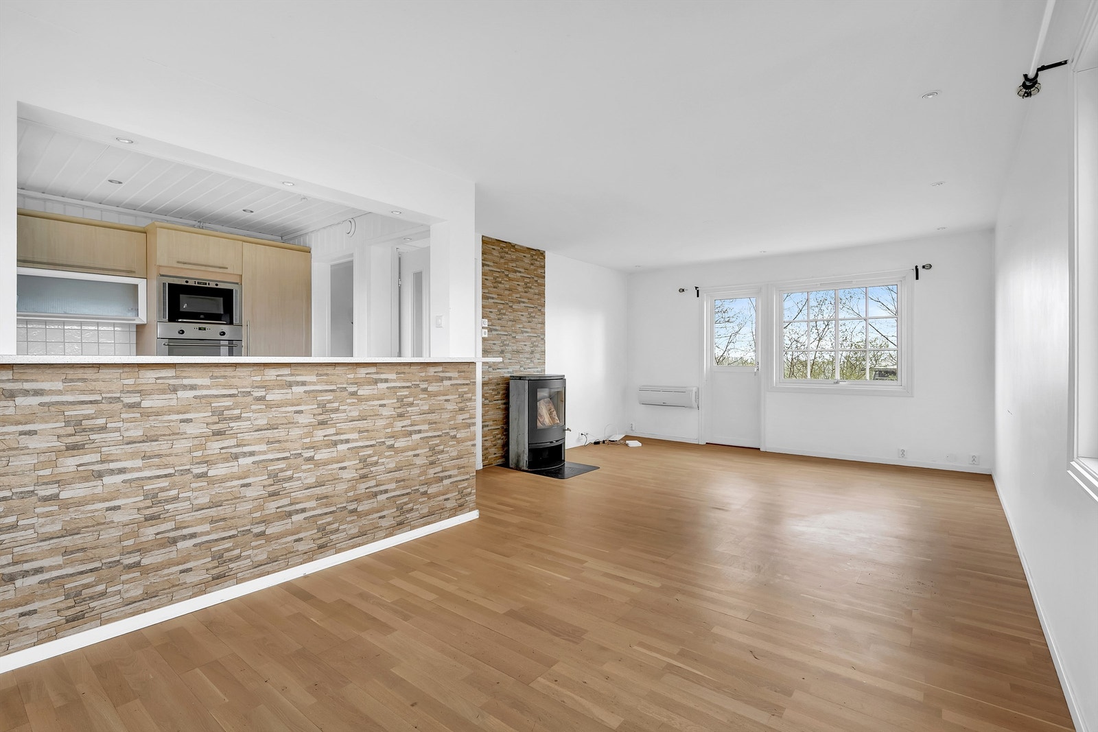 I bolgiens 2.etg. har du stue med store vindusflater som slipper inn rikelig med lys. Her er det plass til sofa, tv-benk, skjenk, bokhyller etc. Galleribilde