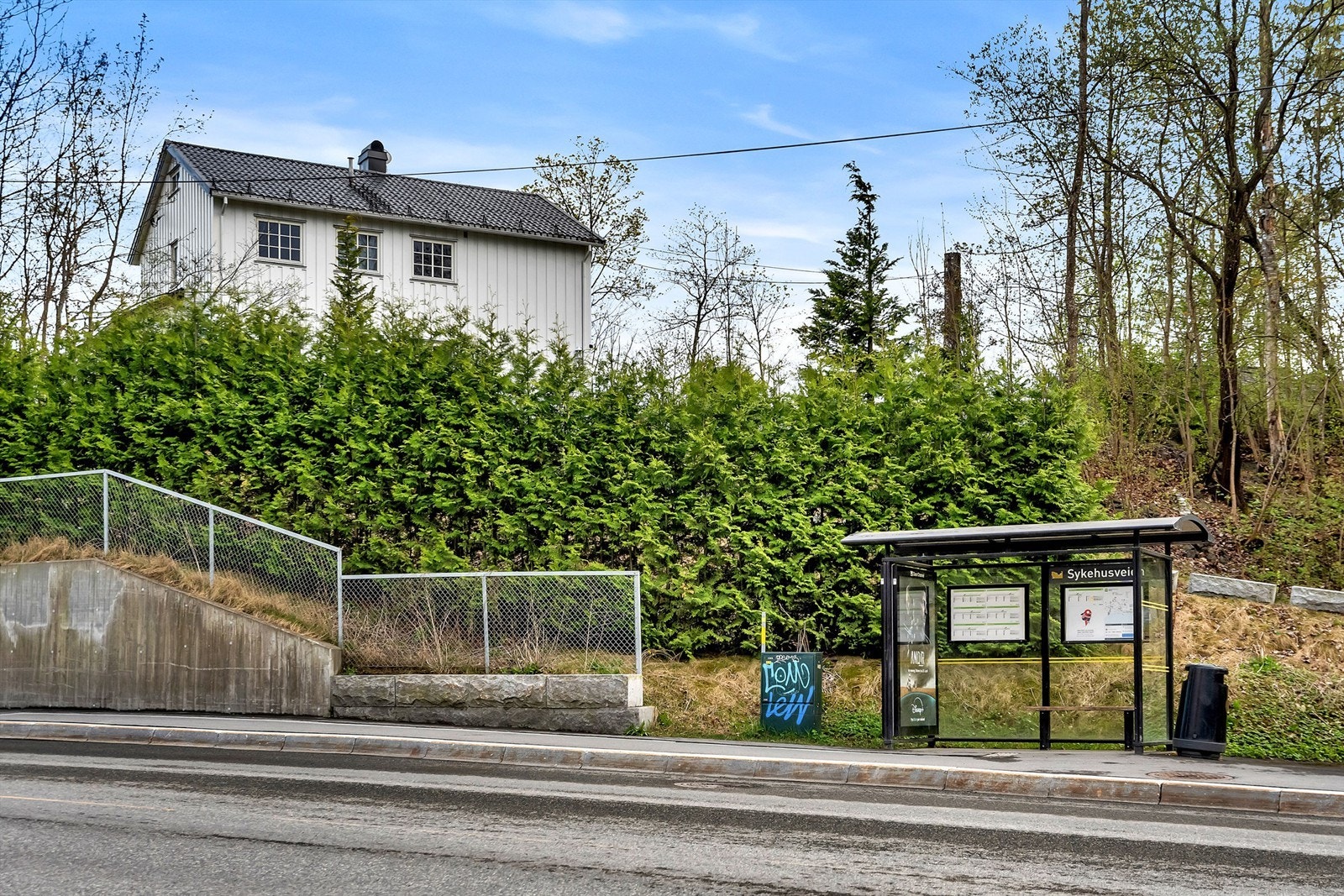 Fra boligen er det kort gangavstand til offentlig kommunikasjon. Galleribilde